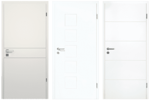 Drei Türen stehen nebeneinander, die erste ist grau-weiß, die zweite weiß und die dritte auch wieder weiß-grau