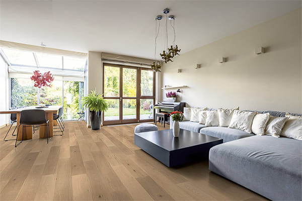 Parkettboden Ambiente Bild Castillo Weiss geölt, elegantes und helles Wohnzimmer mit Parkettboden