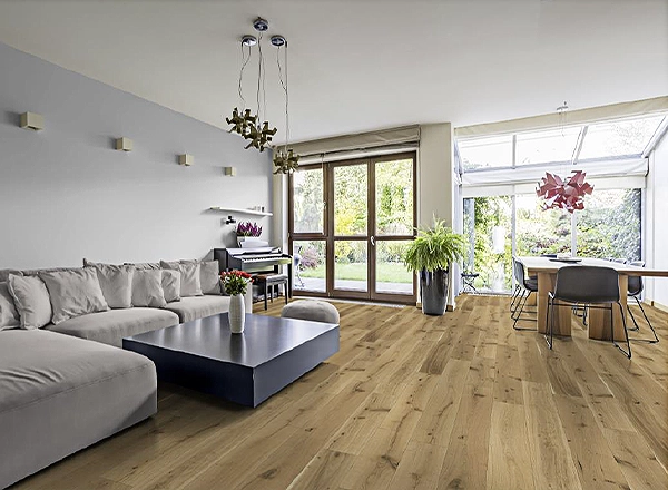 Eiche Timeless natur geölt In einem schicken Wohnzimmer mit lichtdurchflutetem Esszimmer liegt ein natürlicher Eichenboden natur geölt.
