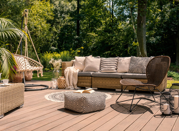 Eine gemütliche Terrasse lädt zum Verweilen im Garten ein
