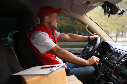 Ein BODIS Mitarbeiter liefert Ware in einem Sprinter aus