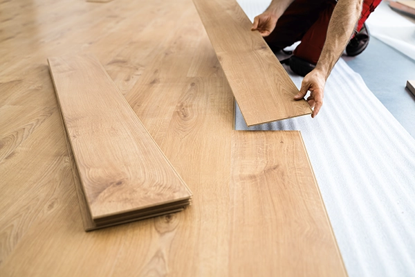 Ein Bodenleger von BODIS montiert hochwertige Laminatdielen – Laminat Essen - günstig und einfach zu verlegen