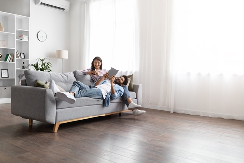 Ein Pärchen liegt entspannt auf einer Couch und wartet auf die BODIS Lieferung