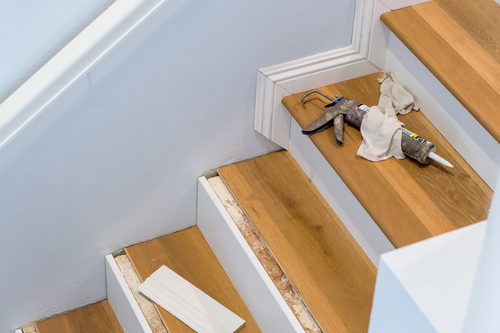 Eine alte Treppe wird gerade mit neuen Parkett Treppenstufen renoviert